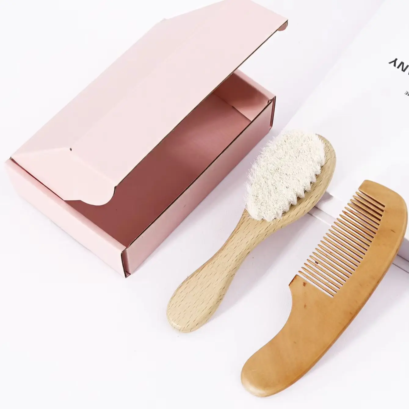 

Набор расчесок в подарочной упаковке на День святого Валентина и Рождество, включая деревянные ручные гребни и щетки-ручки, изысканная розовая подарочная коробка