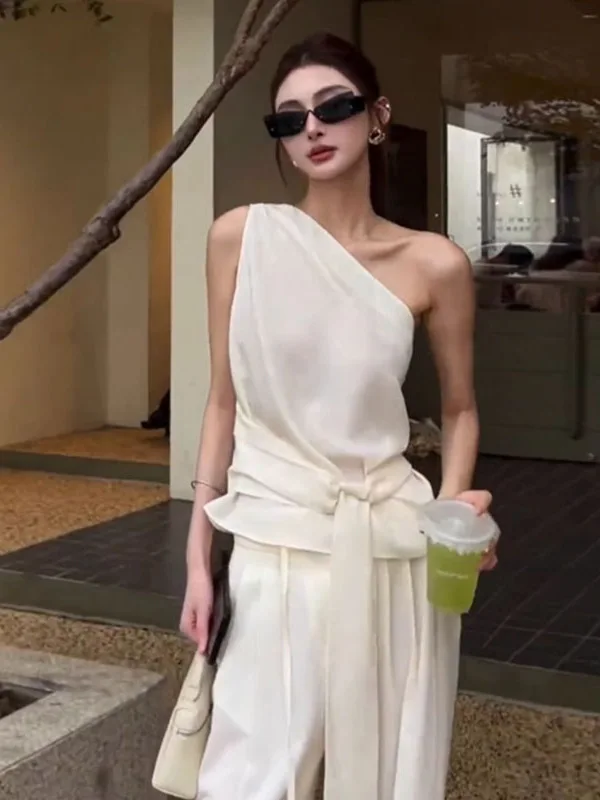 

Корейский асимметричный плиссированный топ без рукавов с открытыми плечами для женщин: летняя элегантность, сексуальность, открытые плечи, приталенный силуэт с поясом