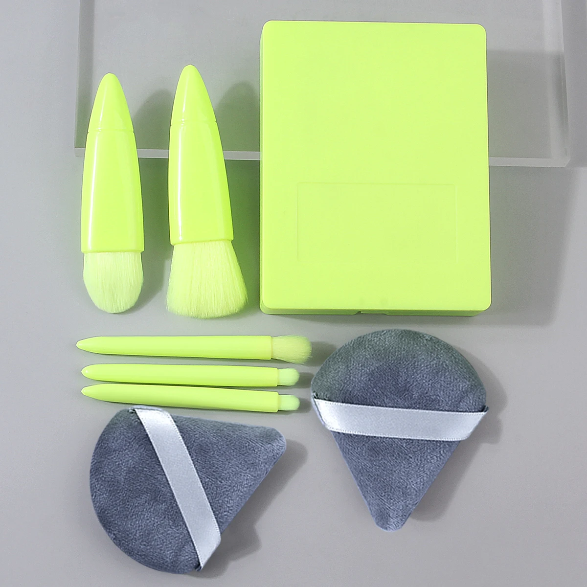 Conjunto de mini pincéis de maquiagem macios, 5 peças + 2 peças de sopro de pó triangular dupla face + 1 peça de ferramentas de maquiagem com caixa de armazenamento de espelho