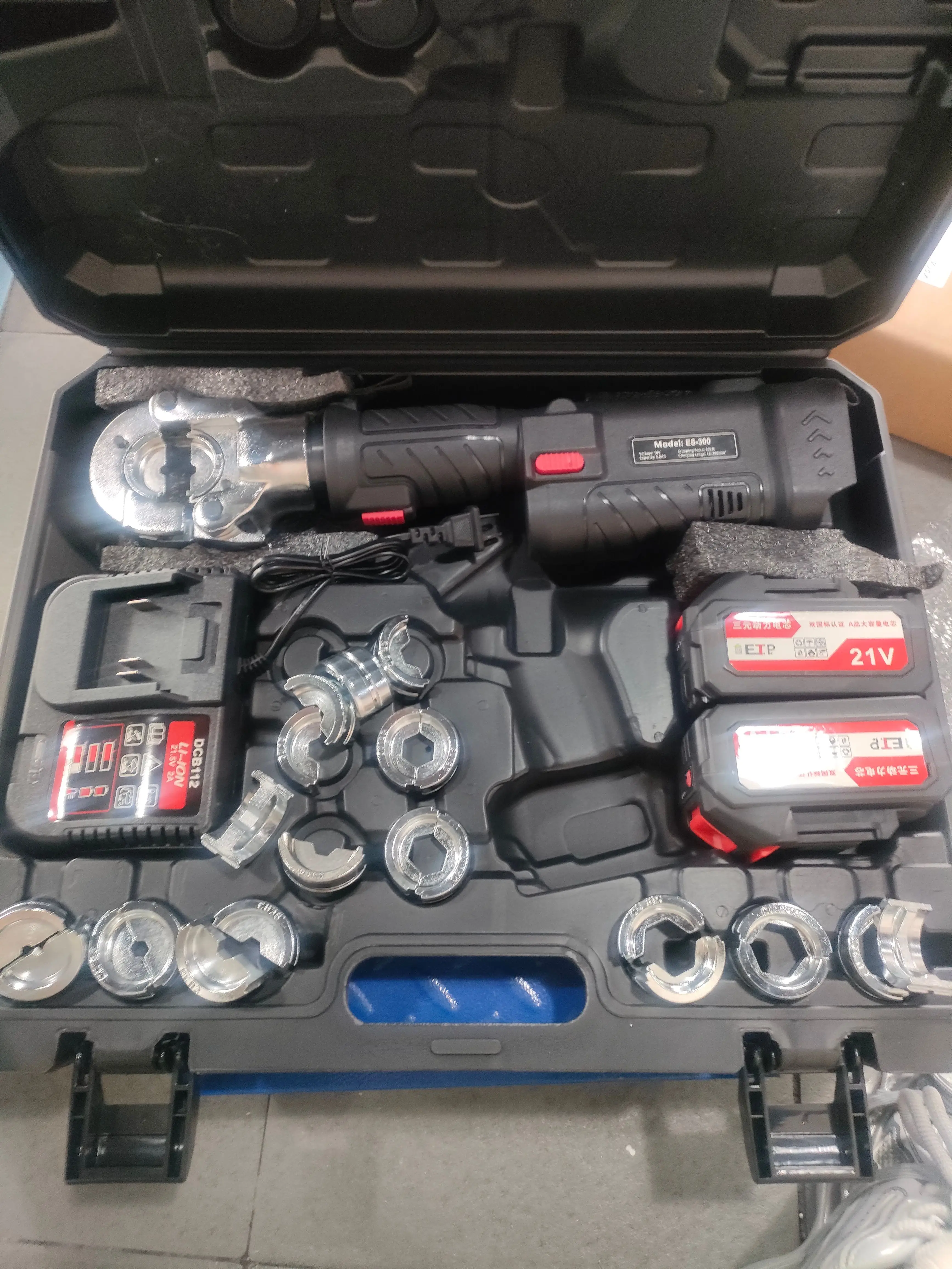 Lightweight ES-300 Electric Hydraulic Cordless Crimping To Clamp Copper and Aluminum Terminal Crimping