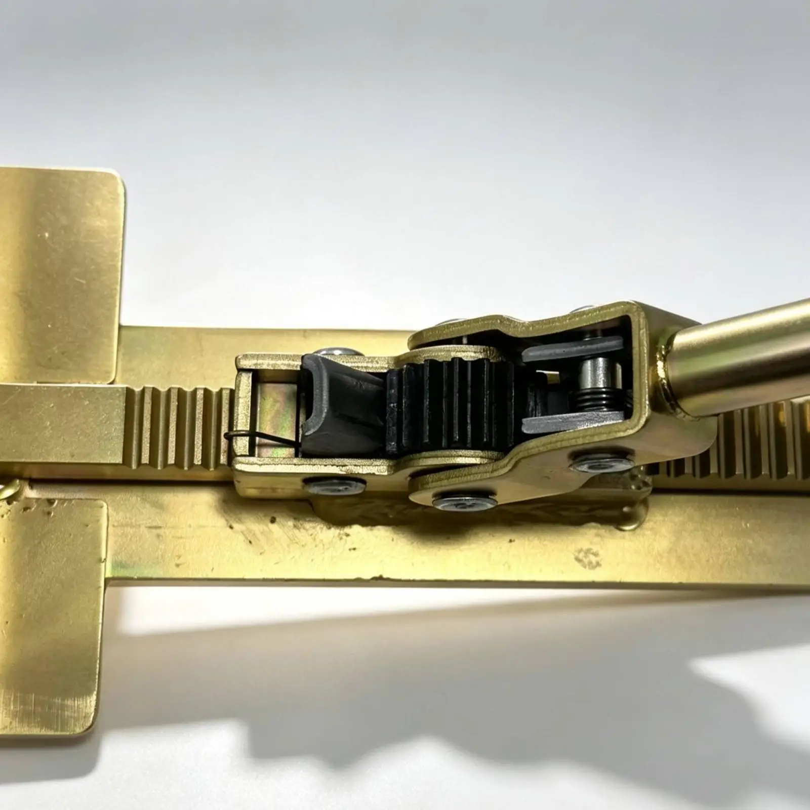 Durable Floor Installation Clamp with Cherry Grip Handle for Wooden Floor Slat Tightening Projects