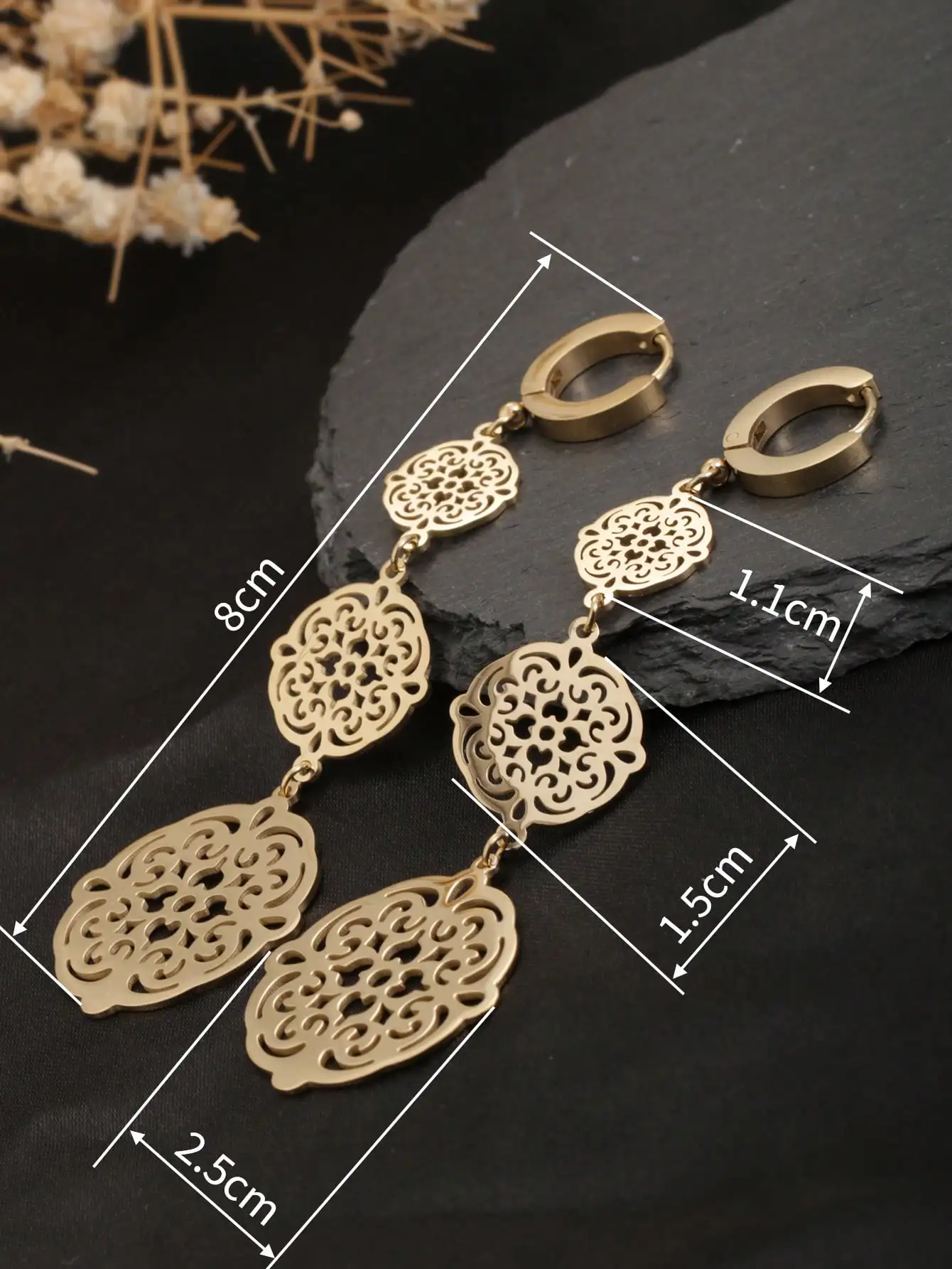 1 Pair of 18K Gold Stainless Steel Earrings with Three Hollow Floral Designs, Fairy-Style Long Floral Pendant Earrings, Fashionable and Versatile, Trendy and Creative, Suitable for Women to Wear Daily, on Vacation, or Traveling, as a Gift for a Partner, or for Everyday Social Gatherings and Gift-Giving