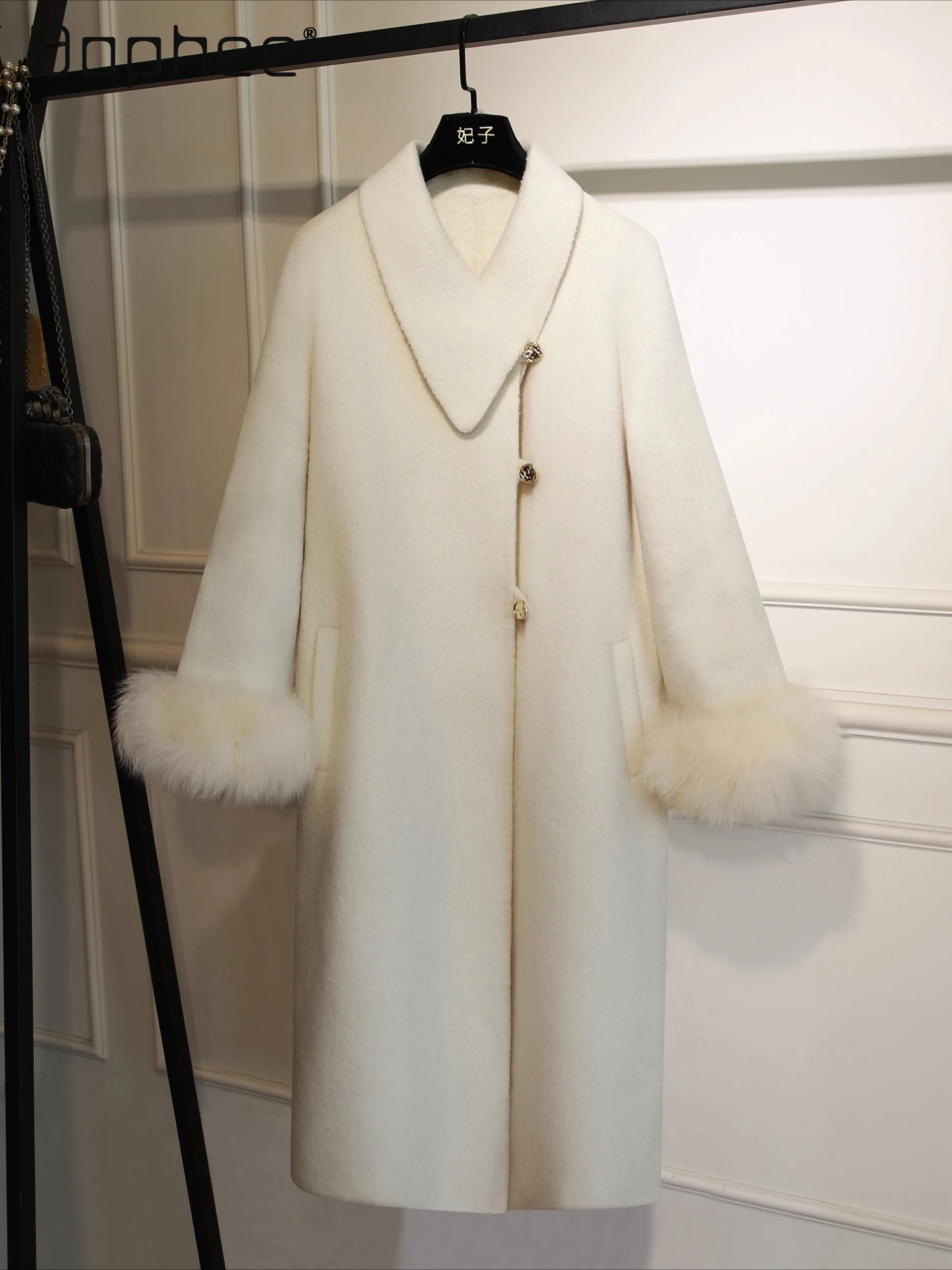 

Высококачественное элегантное светское двустороннее шерстяное пальто Прочное плюшевое однобортное пальто средней длины с отложным воротником и длинными рукавами