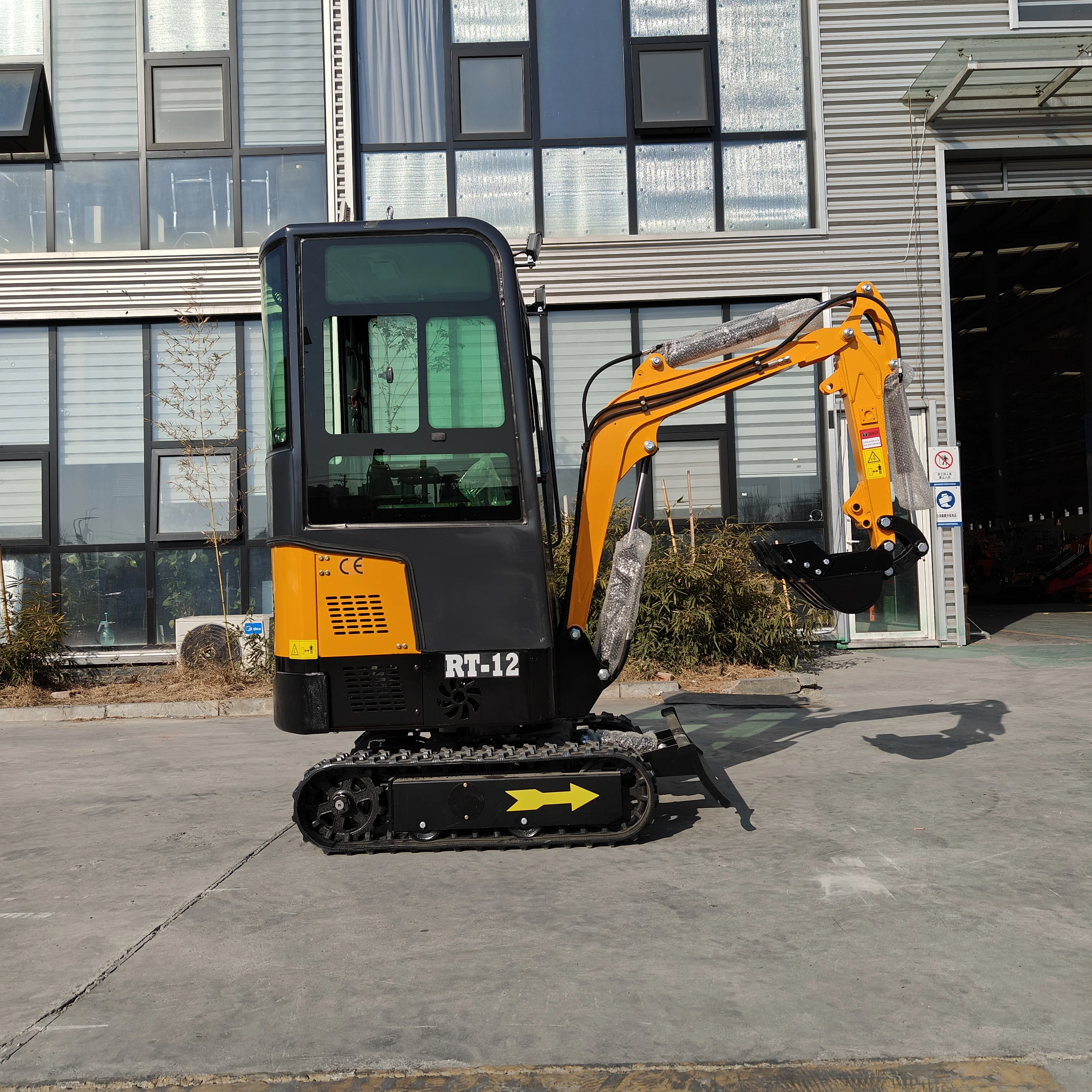 FREE SHIPPING Kubota/Yanmar engine 0.8 ton 1 Ton small digger CE/EPA/EURO 5 mini excavators with full attachments