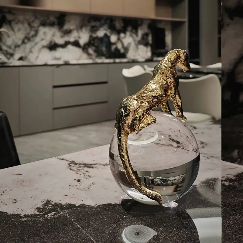 Leopard Crystal Ball Metal Ornaments Golden Cheetah Simulation Animal Sculpture Transparent Crystal Home Decoration Accessories