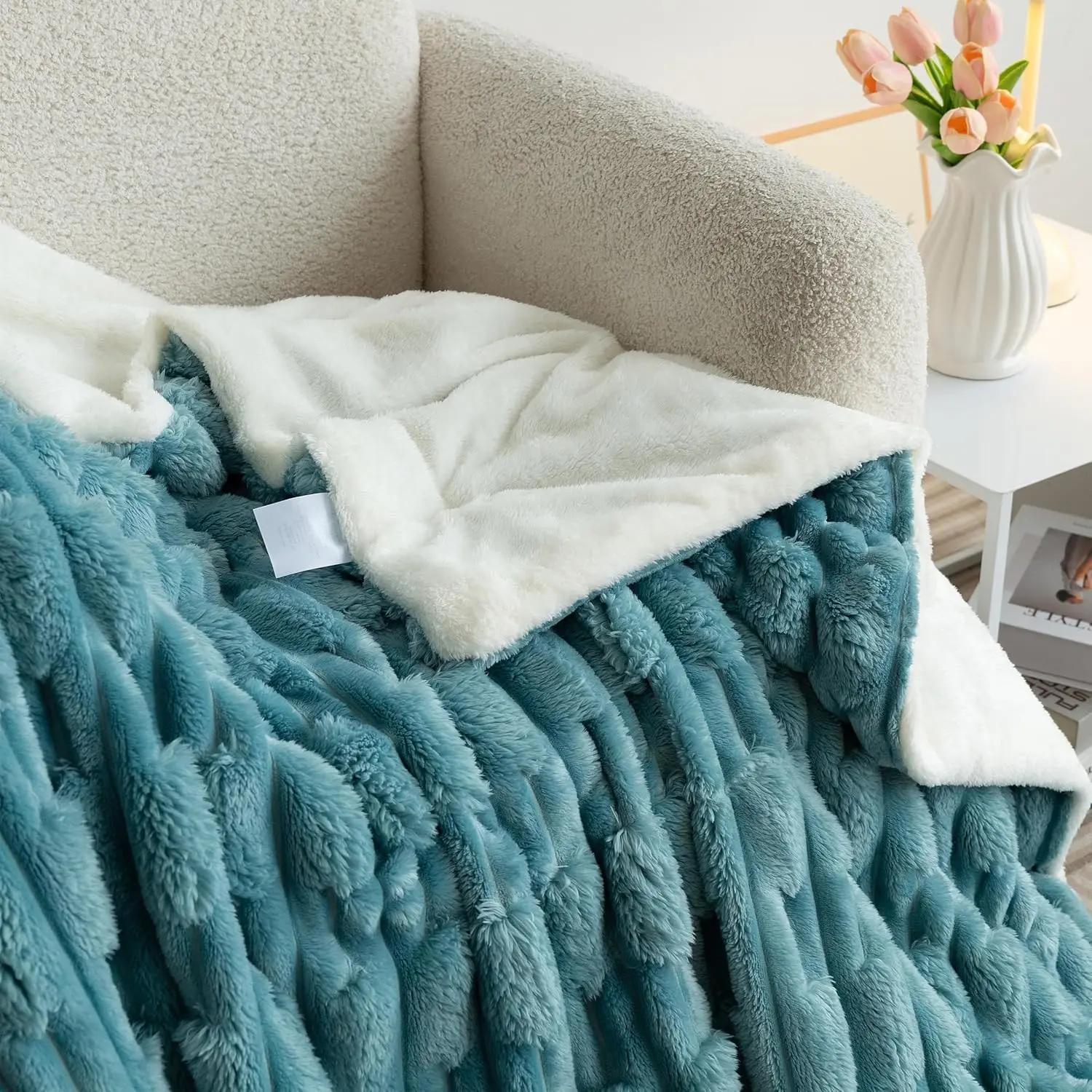 

Ukeler Cozy Fleece Blanket 50 × 60 Inch Fuzzy Soft Bed Blanket 610 Gsm Thick Striped Sherpa Throw Blanket For Camping Couch