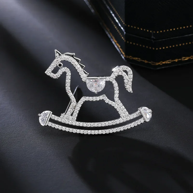 La piccola spilla a forma di cavallo in legno è carina, elegante e semplice, adatta sia per uomini che per donne. È un pin9526 personalizzato