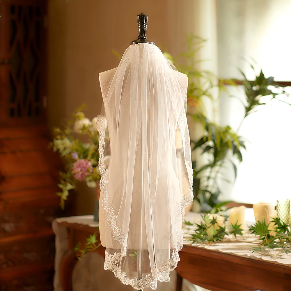 Romantic Lace Applique Edge Bling Bling Bridal Veil One Layer with Comb Fingertip Length Short Veil Marriage Wedding Accesso