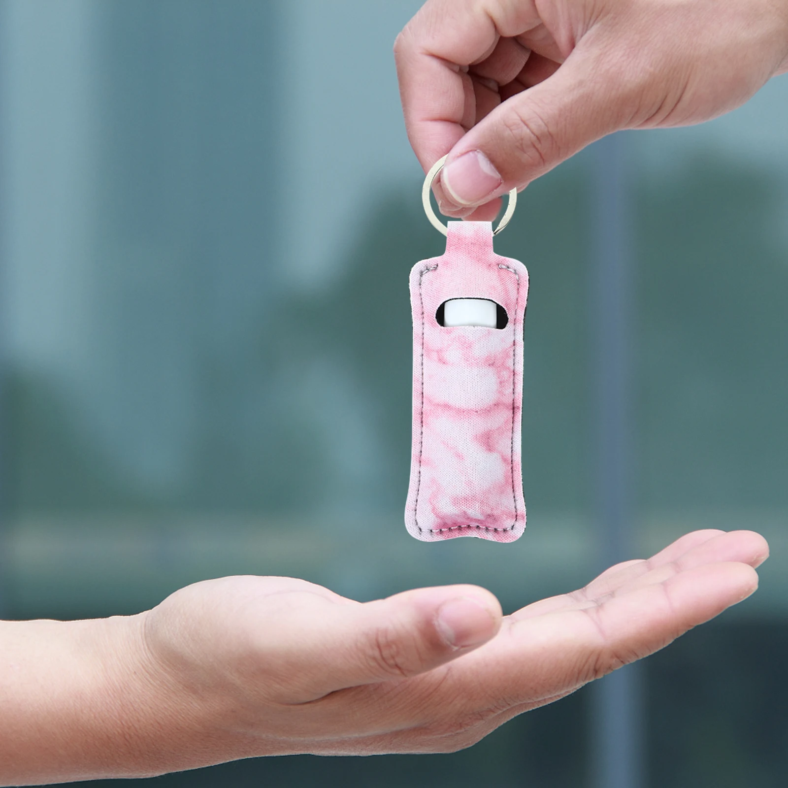 4 قطع من سلسلة المفاتيح وحامل بلسم الشفاه المحمول وأكمام أحمر الشفاه ومنظم المكياج المدمج للسفر وحامل أحمر الشفاه وسلسلة المفاتيح