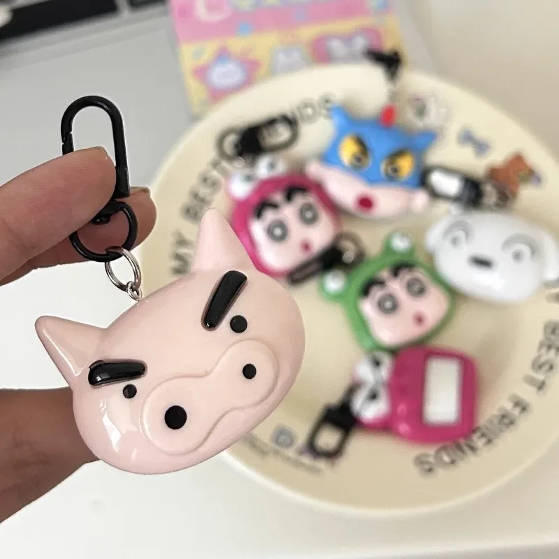 Miniso Kawaii تلوين شين تشان المفاتيح الكرتون أنيمي كيرينغ ظهره الإبداعية مفتاح الملابس والاكسسوارات أنيمي دمية هدية عيد