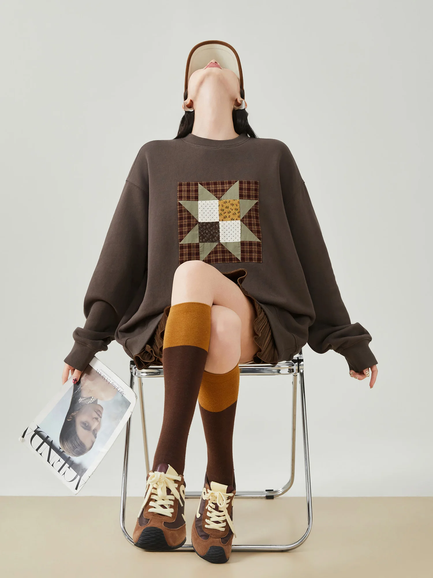 

Ретро-американское худи с длинными рукавами и пэчворком глубокого коричневого цвета, женская весенняя новинка, свободный универсальный топ в корейском стиле