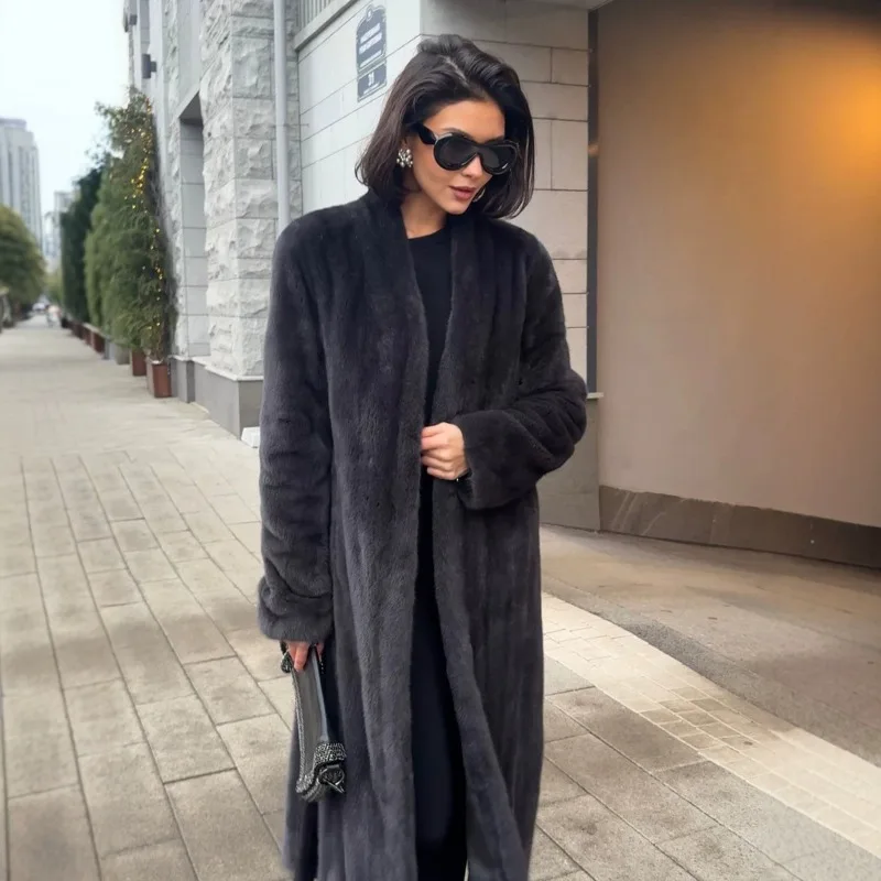 A New Winter Fashion Women's Coat with Faux Fur A Lengthened Faux Mink Coat, Thick Warm Artificial Fur Top, Elegant and Stylish.