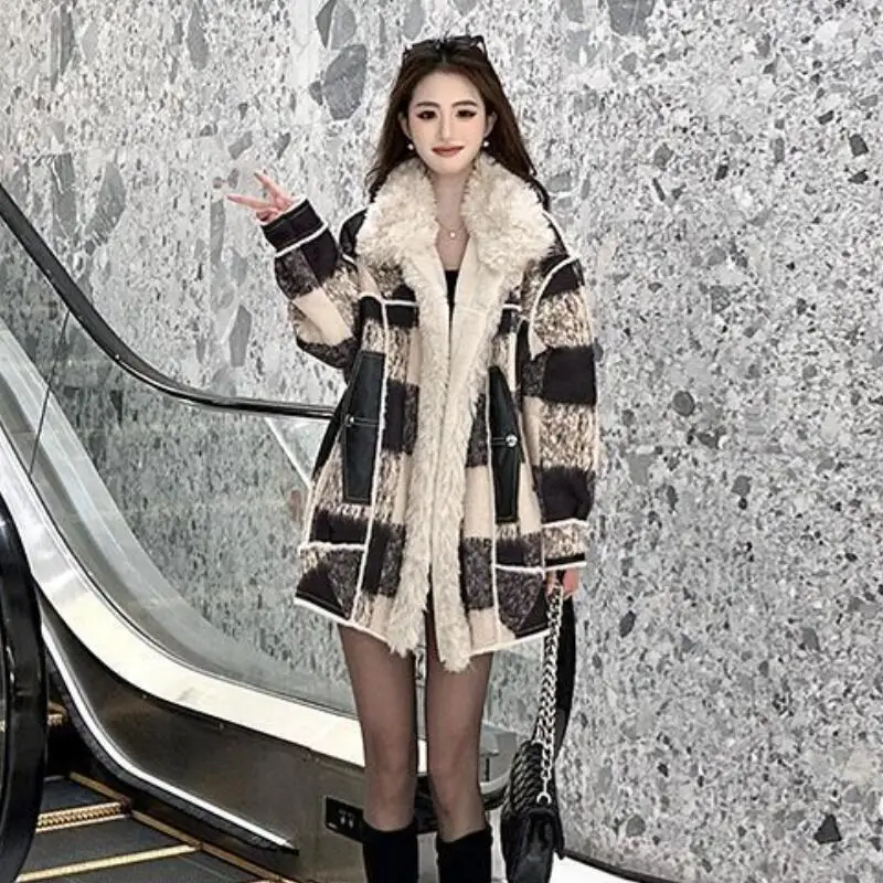 Herbst Winter Neue Frauen Mode Weiche Lose Super Gut Aussehende Retro Plaid Plus Plüsch Dicke Lose Spleißen Pelz Ein Stück Jacke