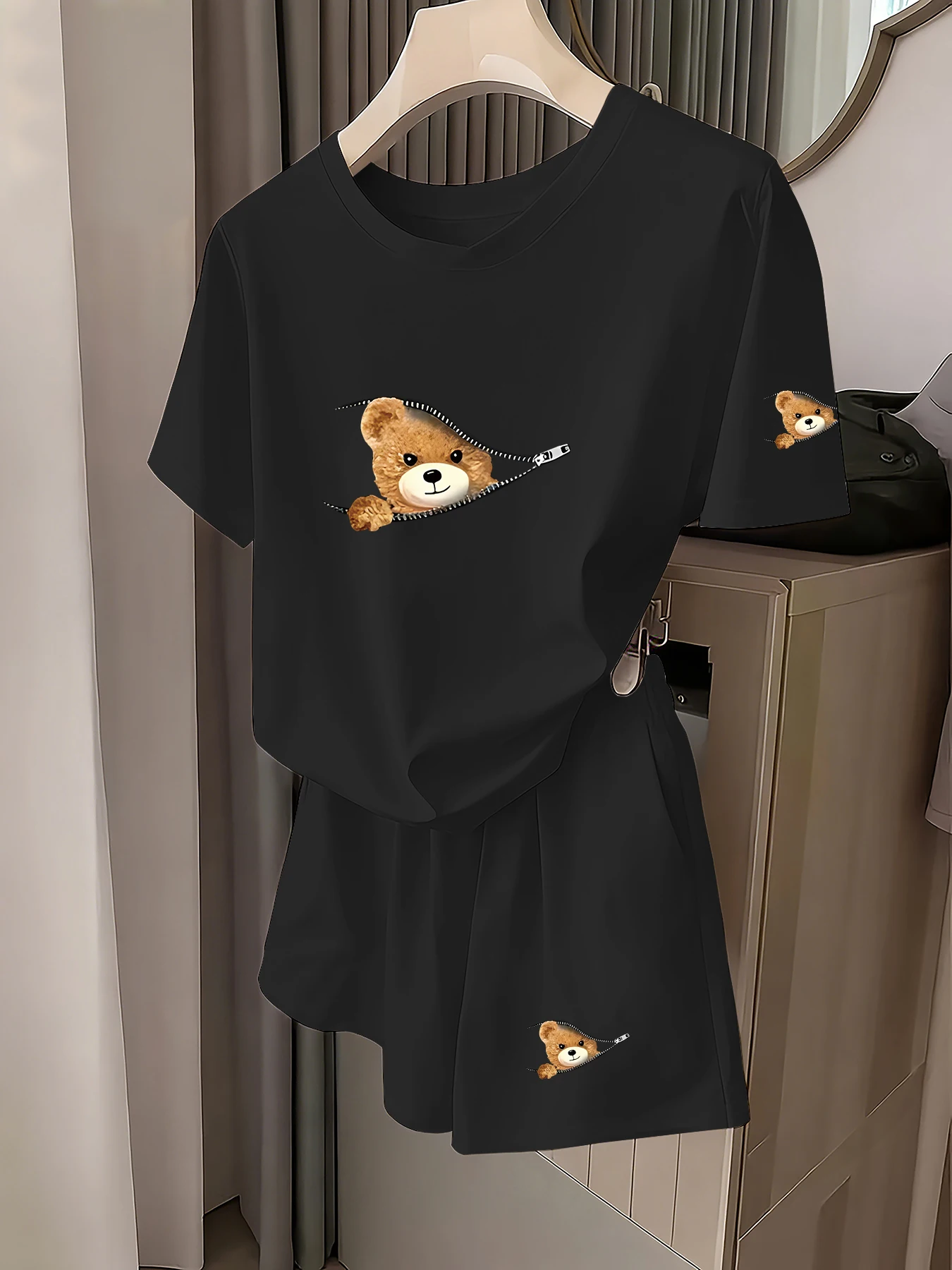 Conjunto de dos piezas de camiseta y pantalones cortos con estampado de oso y cremallera, estilo lindo y peculiar para mujer, corte holgado, adelgazante, elegante, informal, versátil, atuendo diario para la calle, ropa