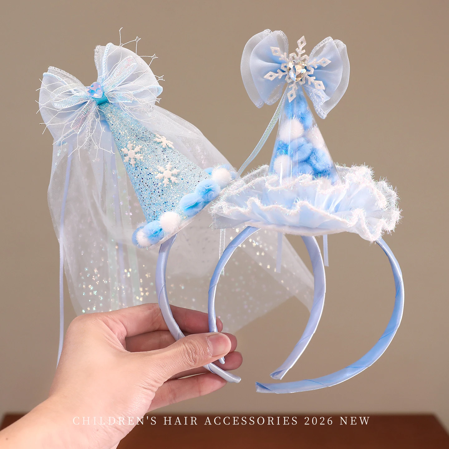 Mädchen Mini-Partyhut Stirnband Hellblau Glitzer Pompon Kegelhut Stirnbänder Schleife Schneeflocken-Dekor Tüllschleier Haarreif 2026 Winter – Detail 3