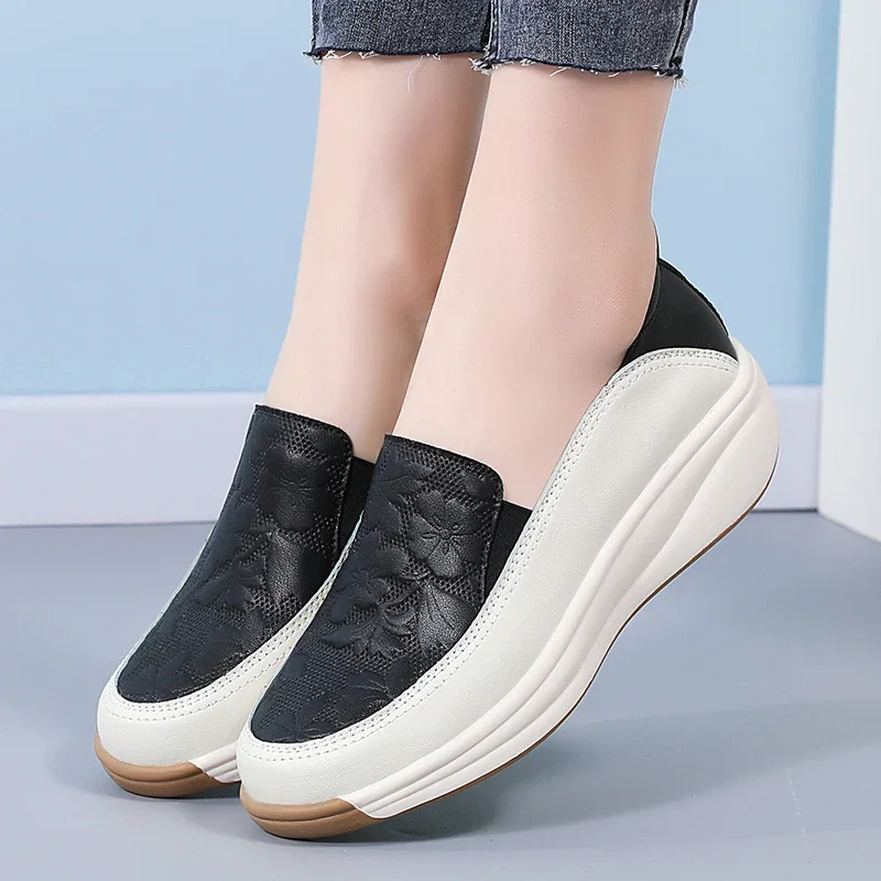 2024 Hot Seller New Woman's Casual Shoes Leather Hollow Flat Shoes Loafers Slip on Ladies Breathable Women Platform Sneakers