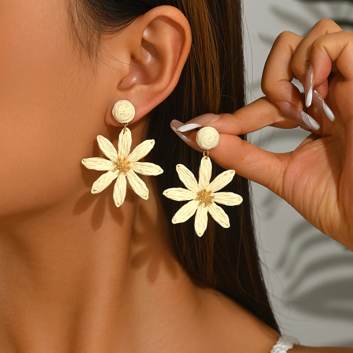 Lightweight Woven Raffia Daisy Drop Earrings Multi Color Straw Floral Dangle Earrings with Raffia Ball Stud for Women Beach Trav