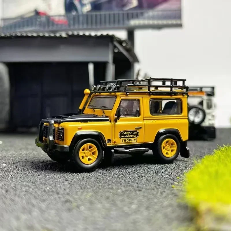 Master 1:64  Defender 90 with accessories Diecast Model Car