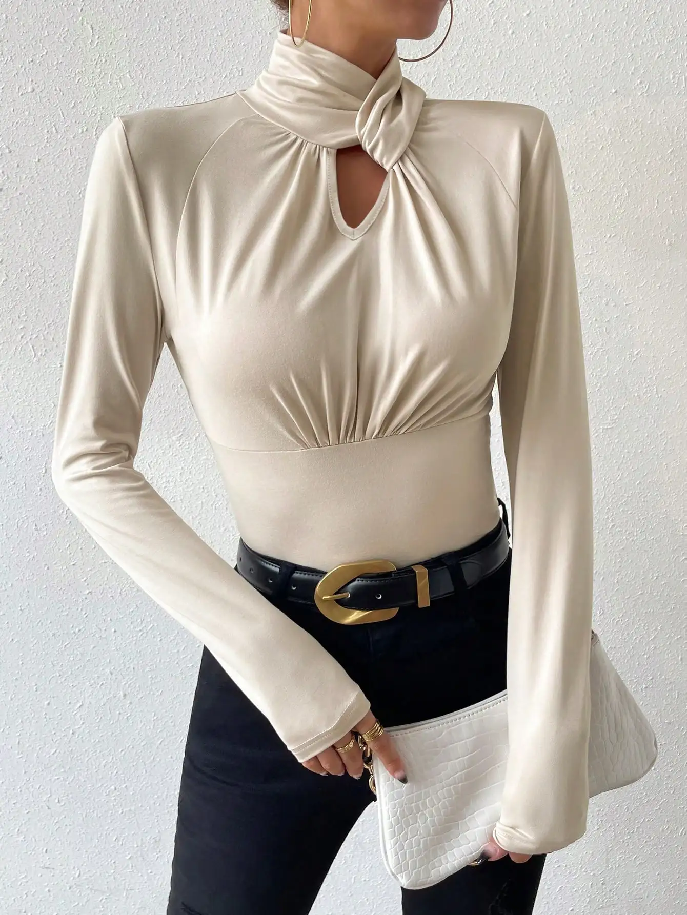 เสื้อยืดผ้าฝ้ายทรงบิดด้านหน้า Chiquease สำหรับผู้หญิง