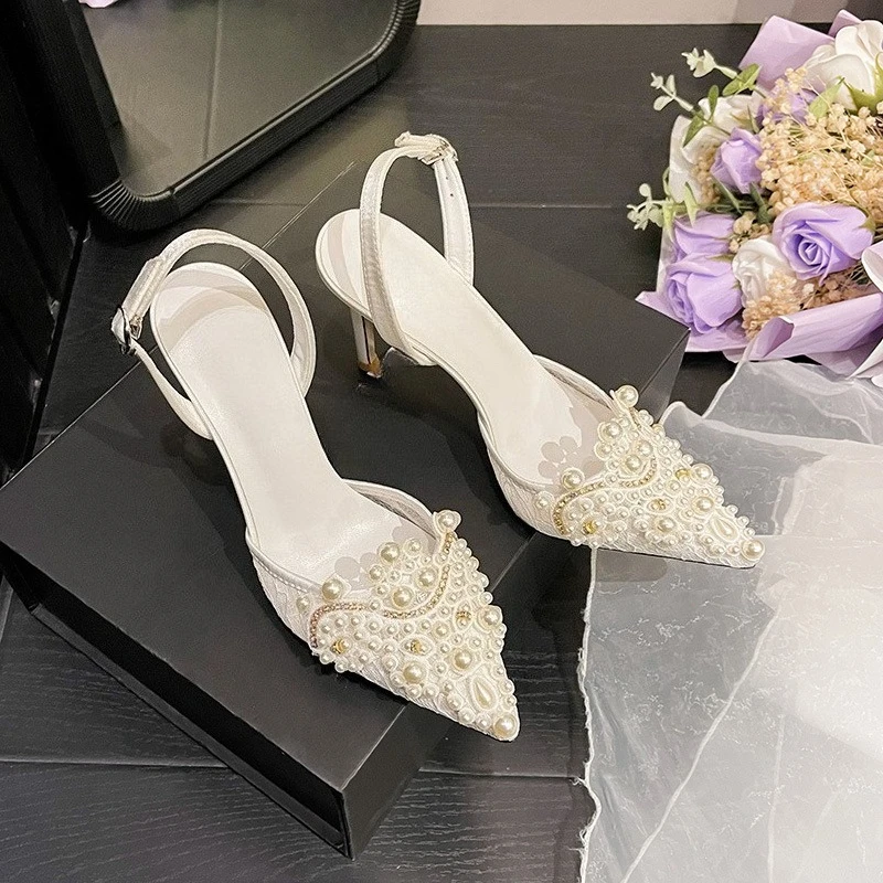 

Кружевные белые свадебные туфли подружки невесты на высоком каблуке с жемчугом и женскими сандалиями