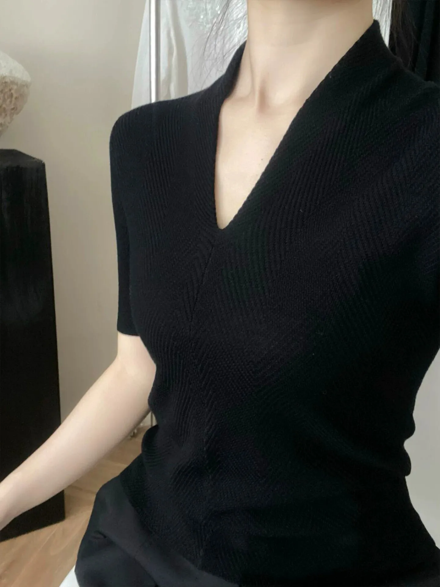 Light Luxury High-End White V-Neck Knit Short-Sleeve T-Shirt for Women, Summer 2026 New Style, Slim-Fitting,fashion Ice Silk Top view 6