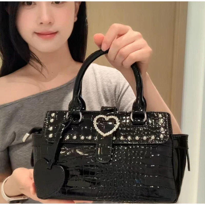 Damenhandtasche mit Krokodilprägung, Y2k Mädchen Exquisite Umhängetasche, Einfarbige Vielseitige Tragetasche mit Herz-Dekor – Detail 9