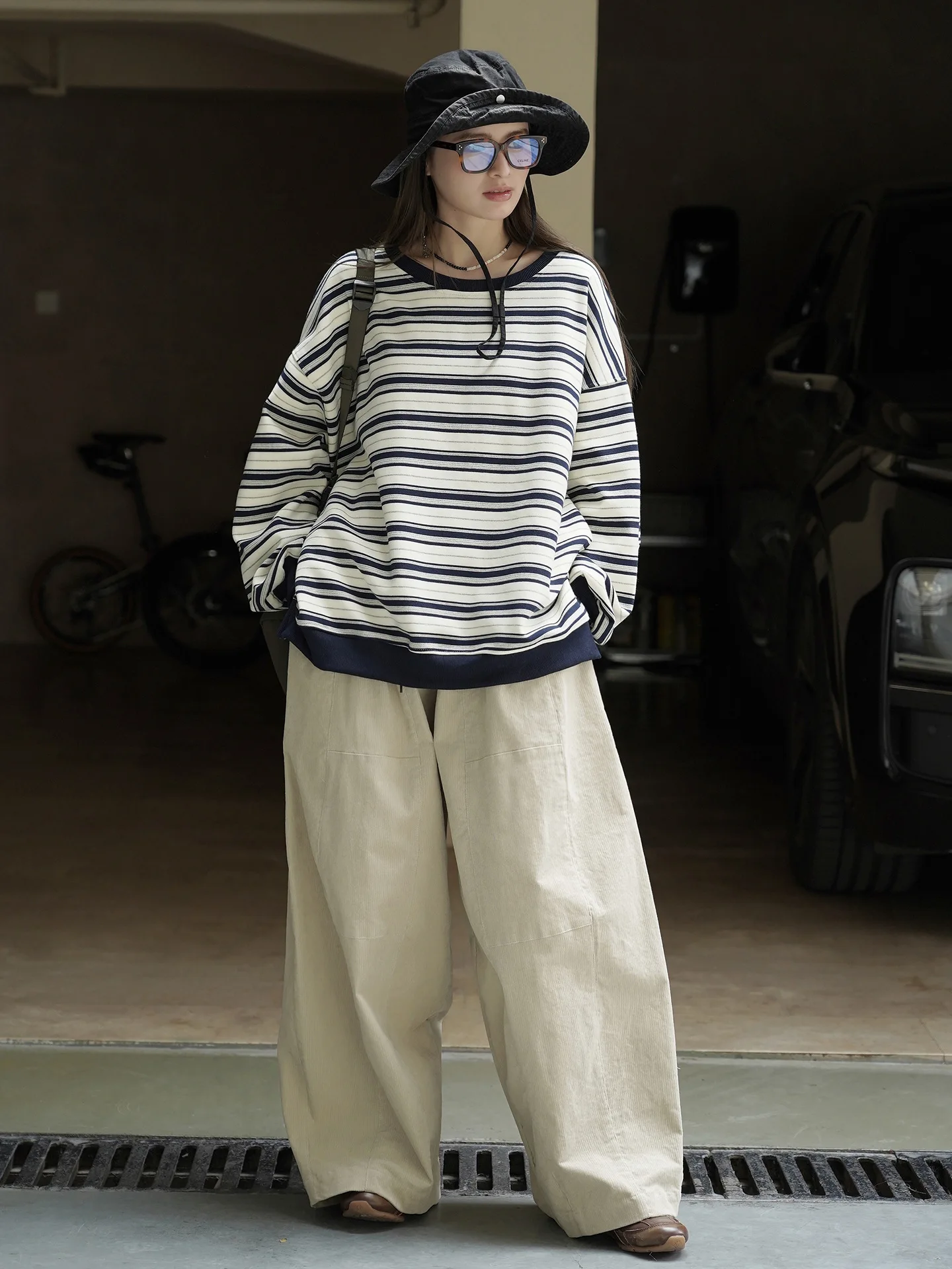 Otoño nuevo japonés moda y fresco contrastante ropa deportiva de rayas gruesas silueta suelta top para mujeres