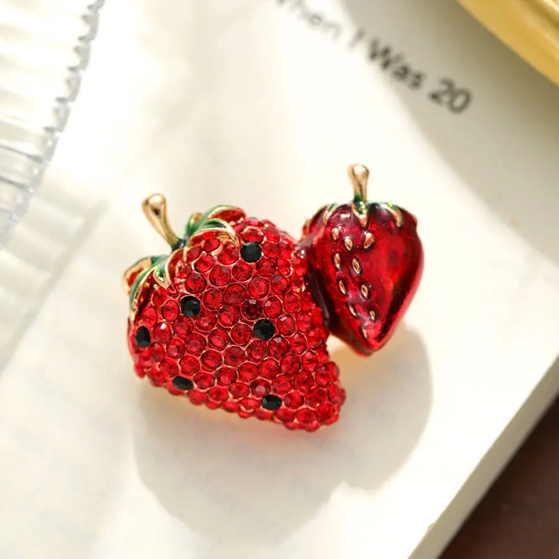 Fashion Full Crystal Strawberry Fruit Brooch Luxury Versatile Simple Chest Flower Alloy Clothing Accessories Jewelry Gift