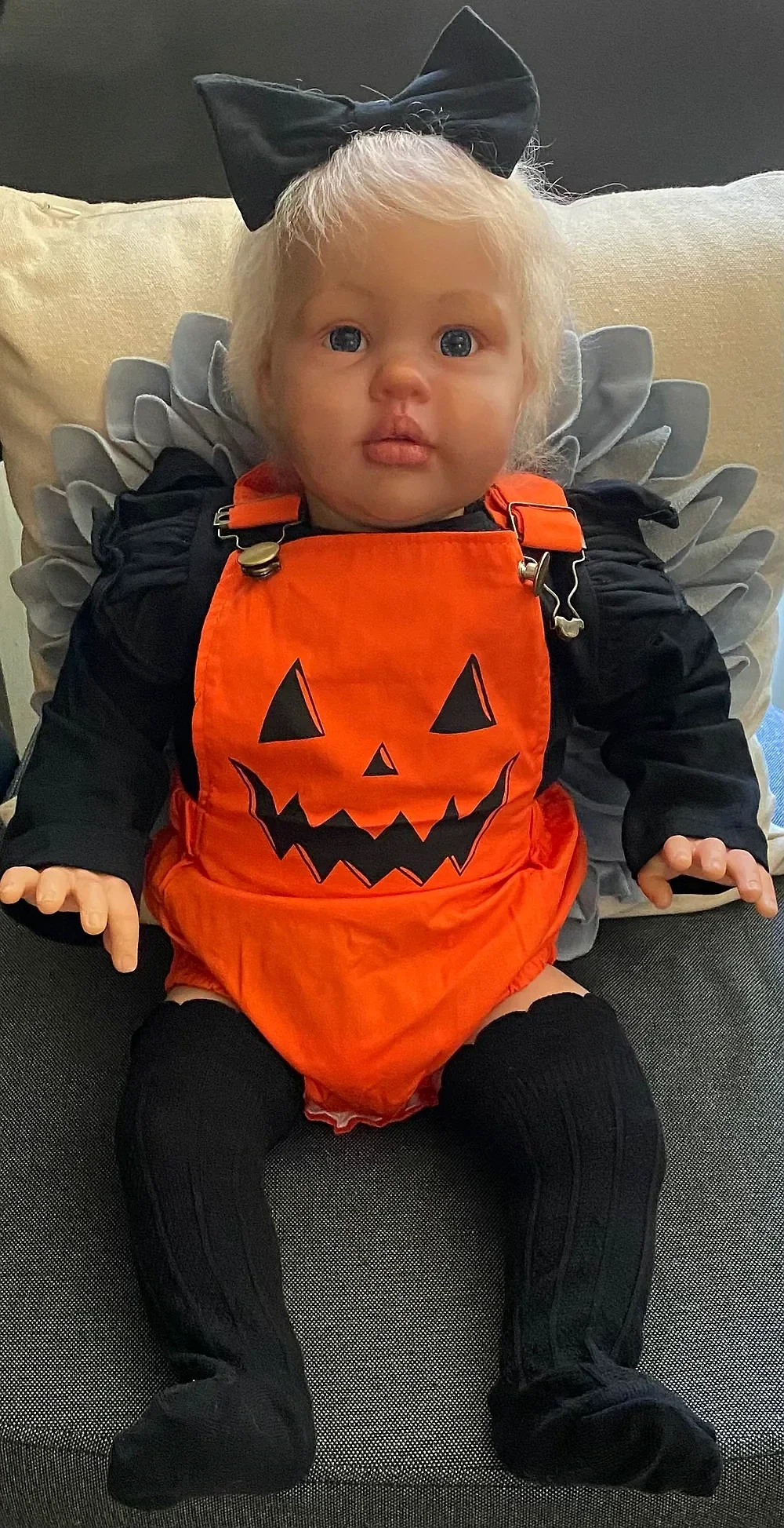 St.Store Fornecimento limitado personalizado 22 polegadas Reborn Baby Ellie com cabelo enraizado à mão já acabado boneca com vestido diferente