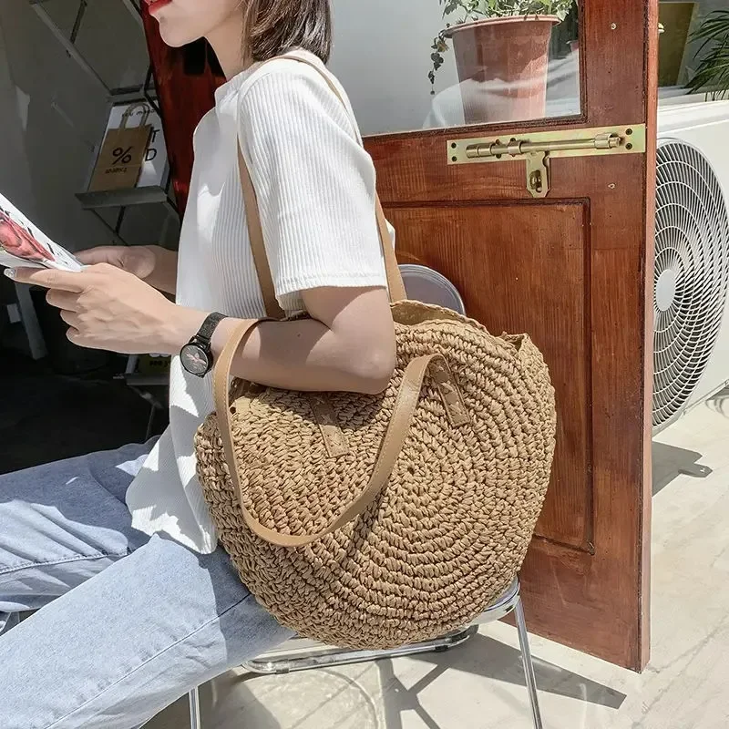 Bolso de playa de paja para mujer, bolsa de rafia tejida a mano de estilo bohemio e informal y con diseño redondo para el verano