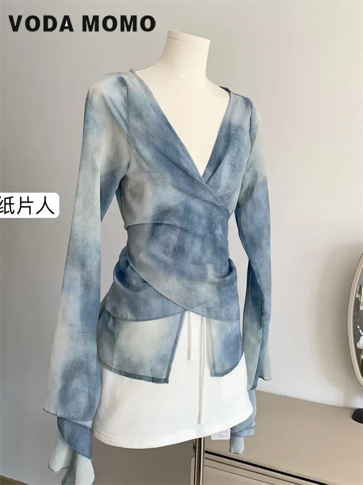 Camisa Mujer Estampado Tie-Dye V-Neck - close-up view