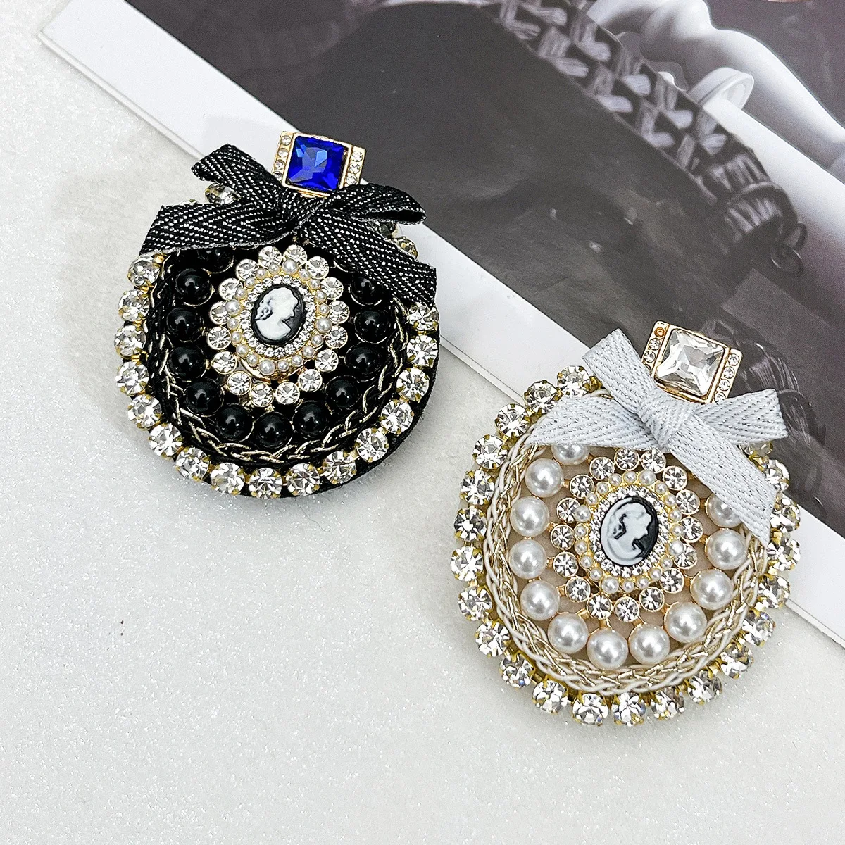 Korean Rhinestone Perfume Bottle Brooch Pin Pearl Elegant Accessories for Suit Backpack Badge Fashion Jewelry Brooches for Women