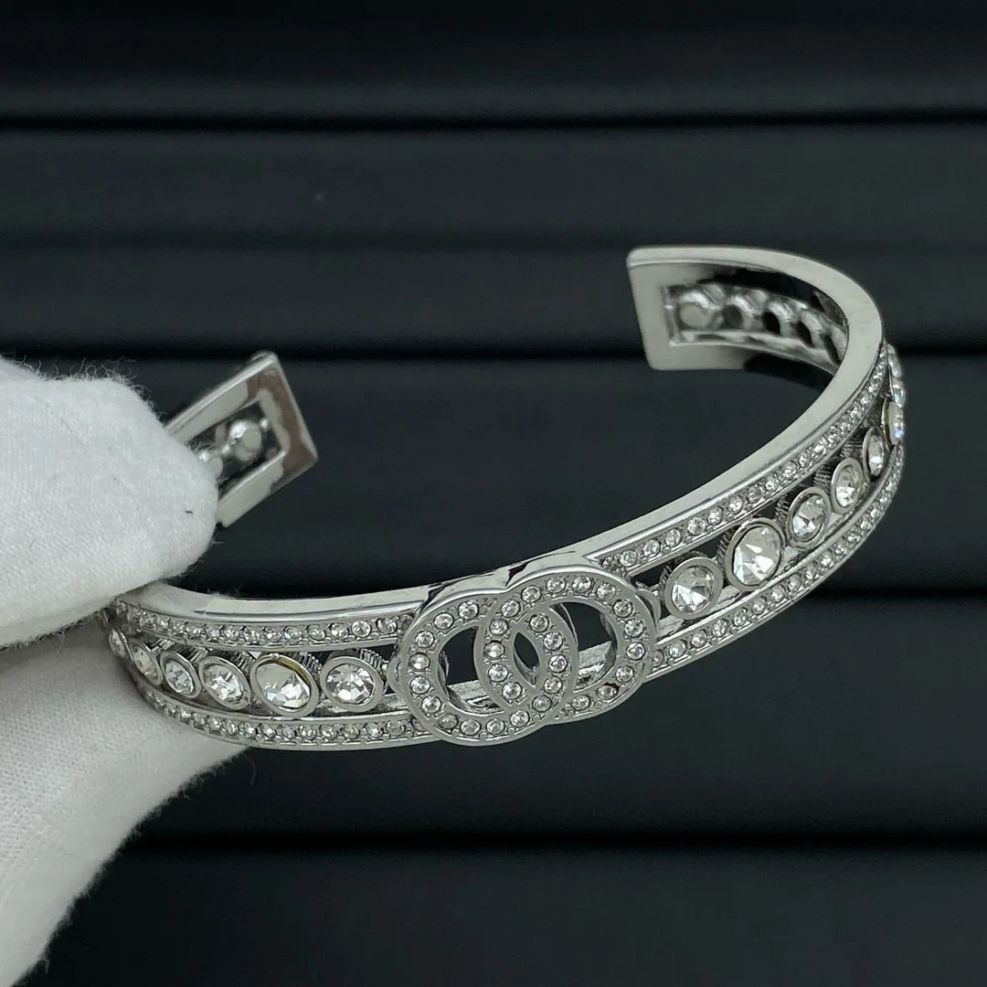 سوار مثلث - سوار معصم معدني عتيق، مجوهرات فريدة من نوعها متعددة الاستخدامات لها