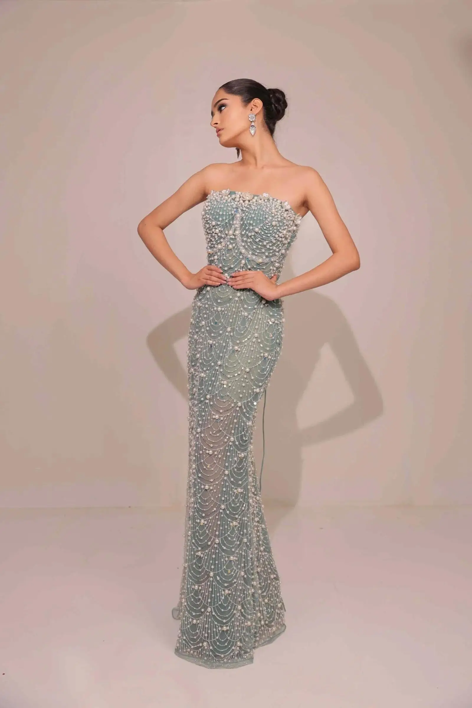 Vestido de sirena de lujo 2026 personalizado con perlas y cristales, color verde azulado empolvado, sin tirantes, de tela de malla transparente, falda larga ajustada, ideal para alfombra roja.