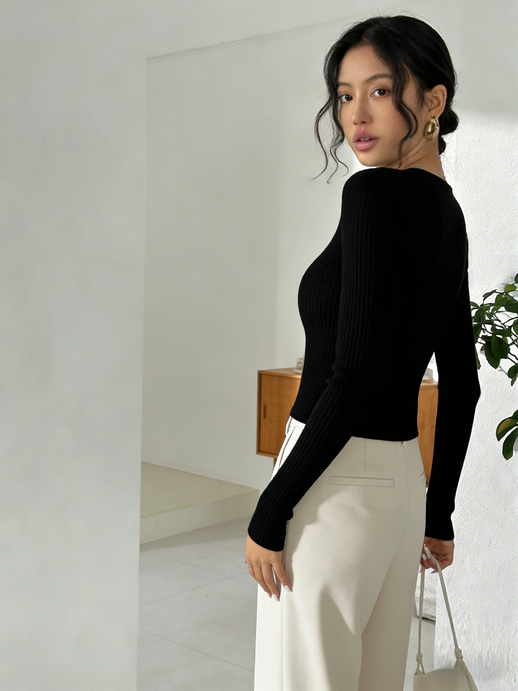 Top feminino de tamanho padrão com decote em V, estilo elegante de manga comprida outono e inverno, pulôver de fundo, estilo popular da moda