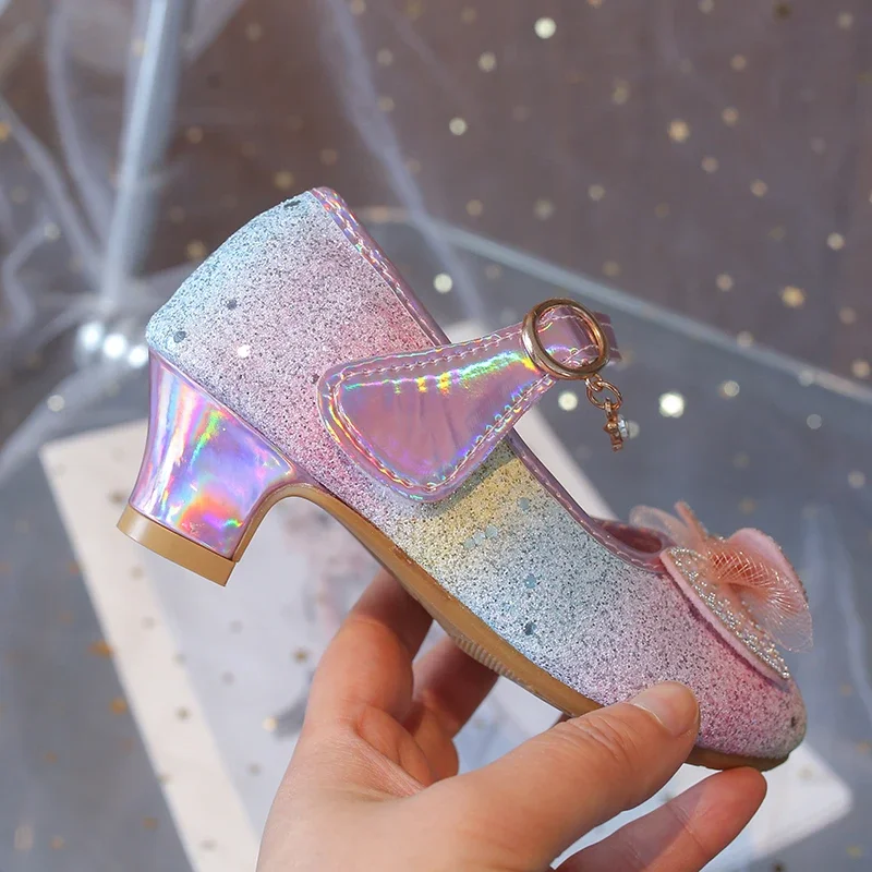 Glitzernde, elegante Mädchen-High-Heels in Regenbogenfarben mit Schleifenknoten, Prinzessinnen-Schuhe für Kinder, für Hochzeiten und Partys, hochhackig, schick, neu. – Detail 10