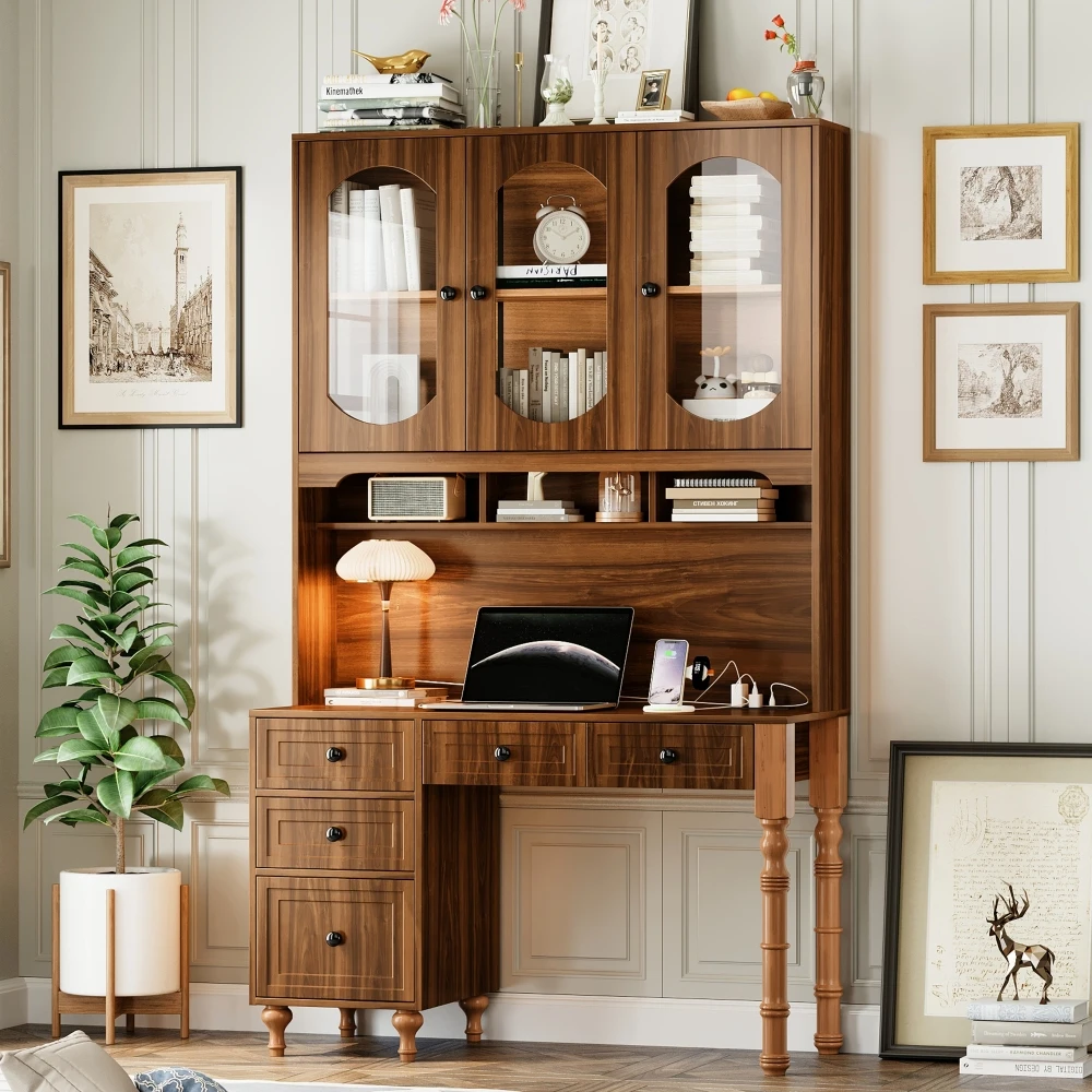 

47-дюймовый письменный стол в стиле ретро с портами для зарядки, шкаф-кейс, 5 ящиков и книжная полка с прозрачными стеклянными дверцами, орех для домашнего офиса/спальни