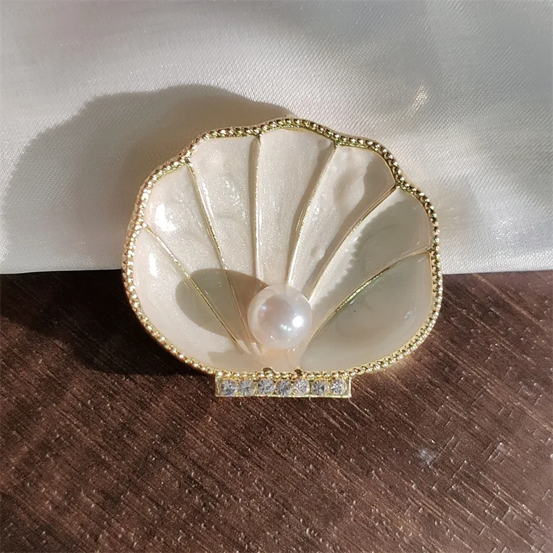 Moda criativa concha broches feminilidade elegante pérola corsage crachá pino para mulheres terno acessórios peito festa jóias