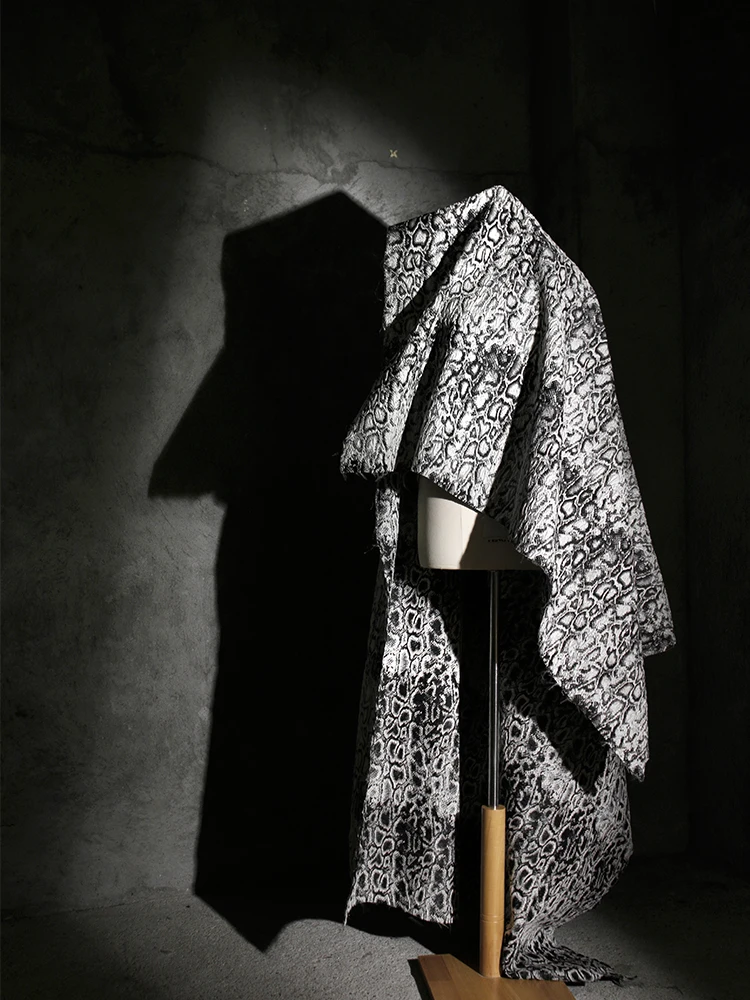 

Жаккардовая ткань под змеиную кожу, плиссированное плотное пальто, одежда, дизайнерские ткани для шитья по шкале роста