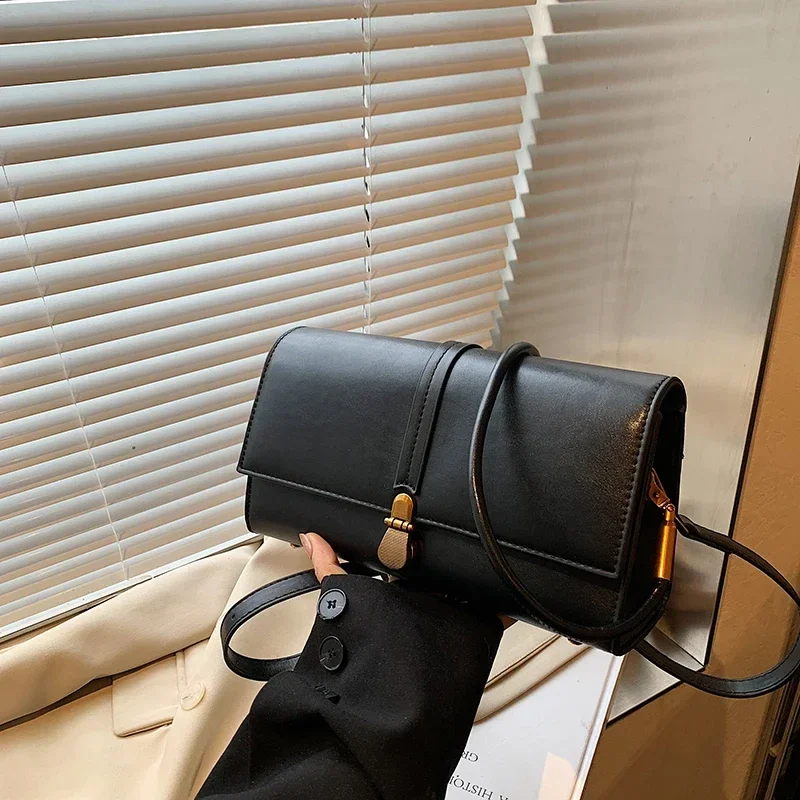 

Classic Women's Messenger Bag For Ladies - High-Quality Leather Handbag Shoulder Bag By Popular Designer