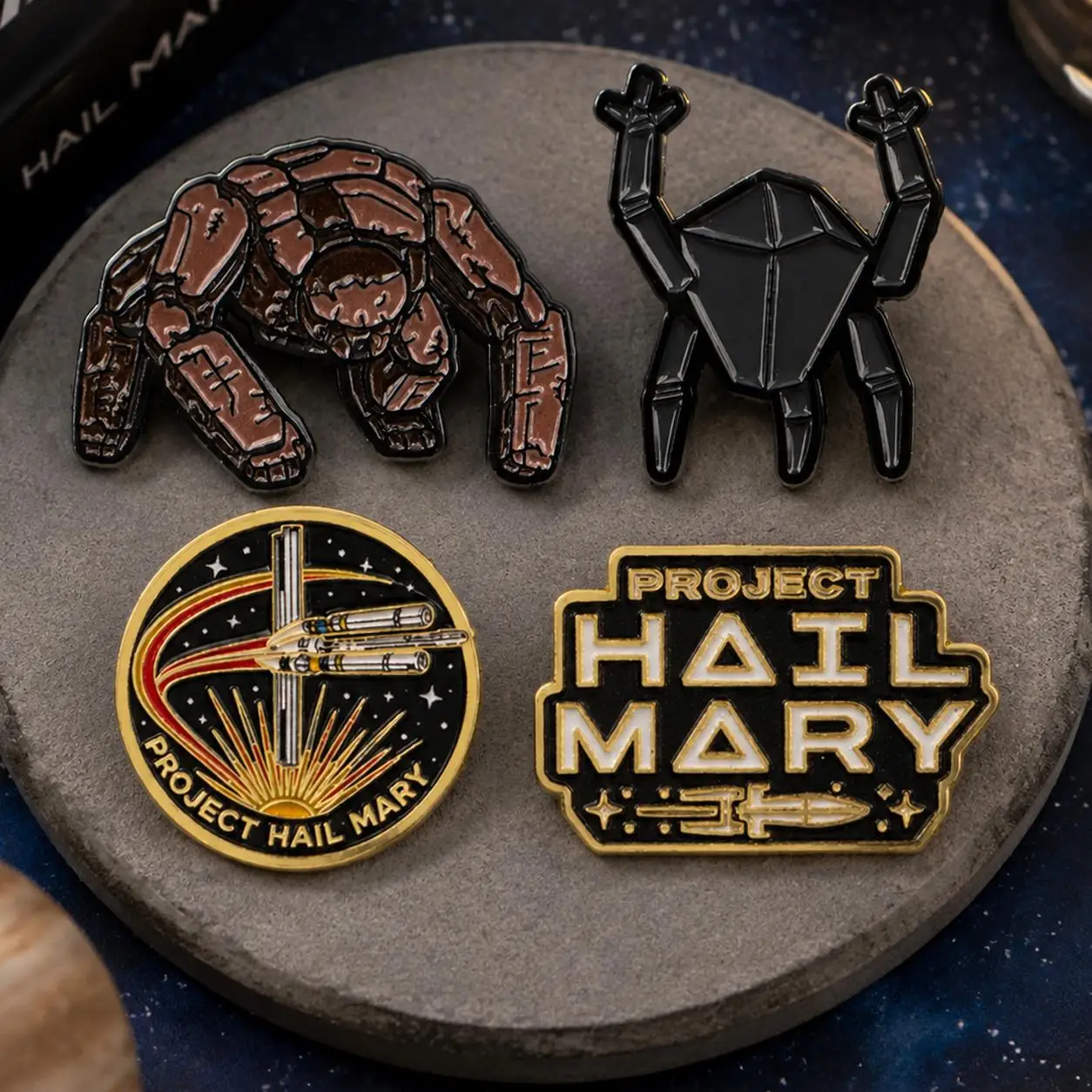 4-teiliges Emaille-Pin-Set Weltraum-Alien-Kreatur-Brosche Astronauten-Abzeichen Sci-Fi Metall-Pins Geschenk für Fans Rucksack-Jacken-Dekoration
