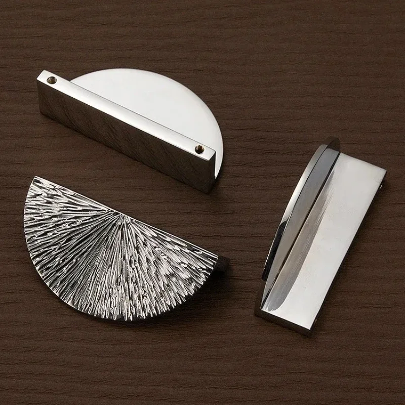 真鍮直線ハンマーパターンシルバーハンドルライト高級引き出しキャビネットドアワードローブハンドルクロームメッキアンティークハンドル