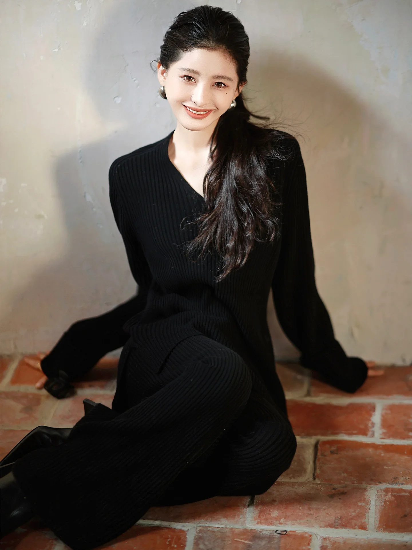 

Мягкий, приятный к телу комплект из 100% шерсти: теплый, элегантный свитер с длинными рукавами, V-образным вырезом и пуговицами для женщин. Осенняя модная повседневная одежда.