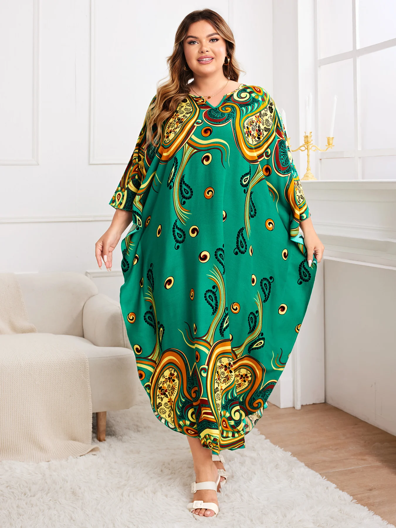 Frühling und Sommer im neuen Stil aus dem Nahen Osten, elegante, lockere Robe, europäischer und amerikanischer Urlaub am Meer, bedrucktes, geschlitztes langes Kleid, modisches Temperament, Pendelkleid mit V-Ausschnitt und Übergröße