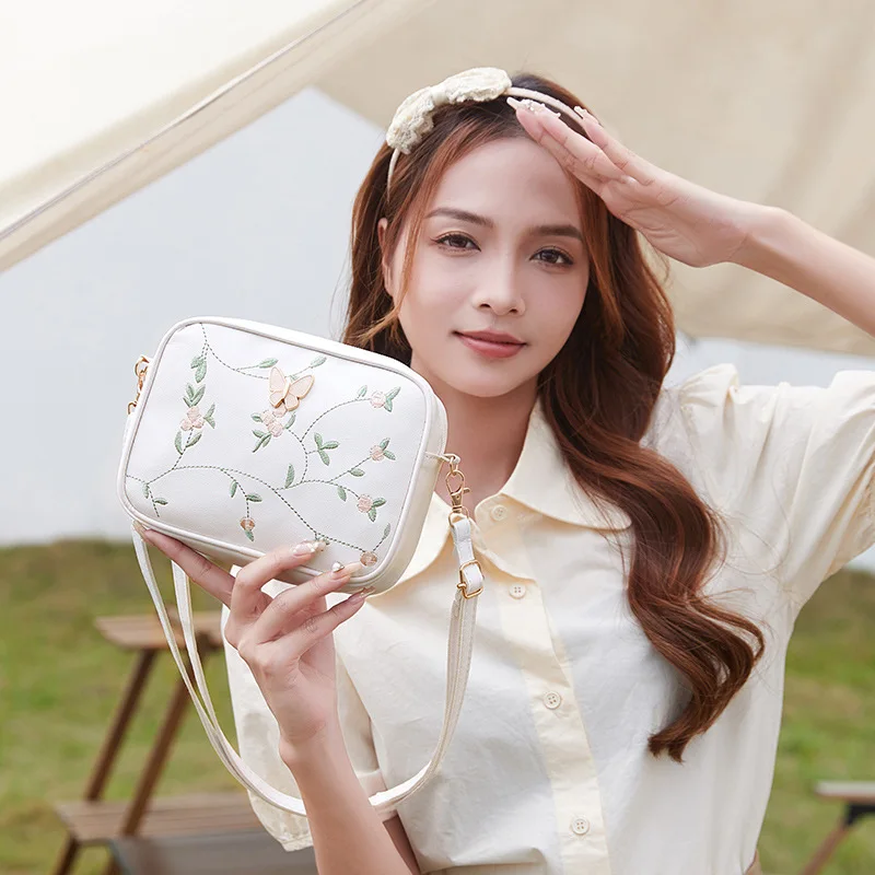 Fashionable and casual butterfly decoration single shoulder camera bag 2024 new exquisite embroidered womn\'s crossbody bag