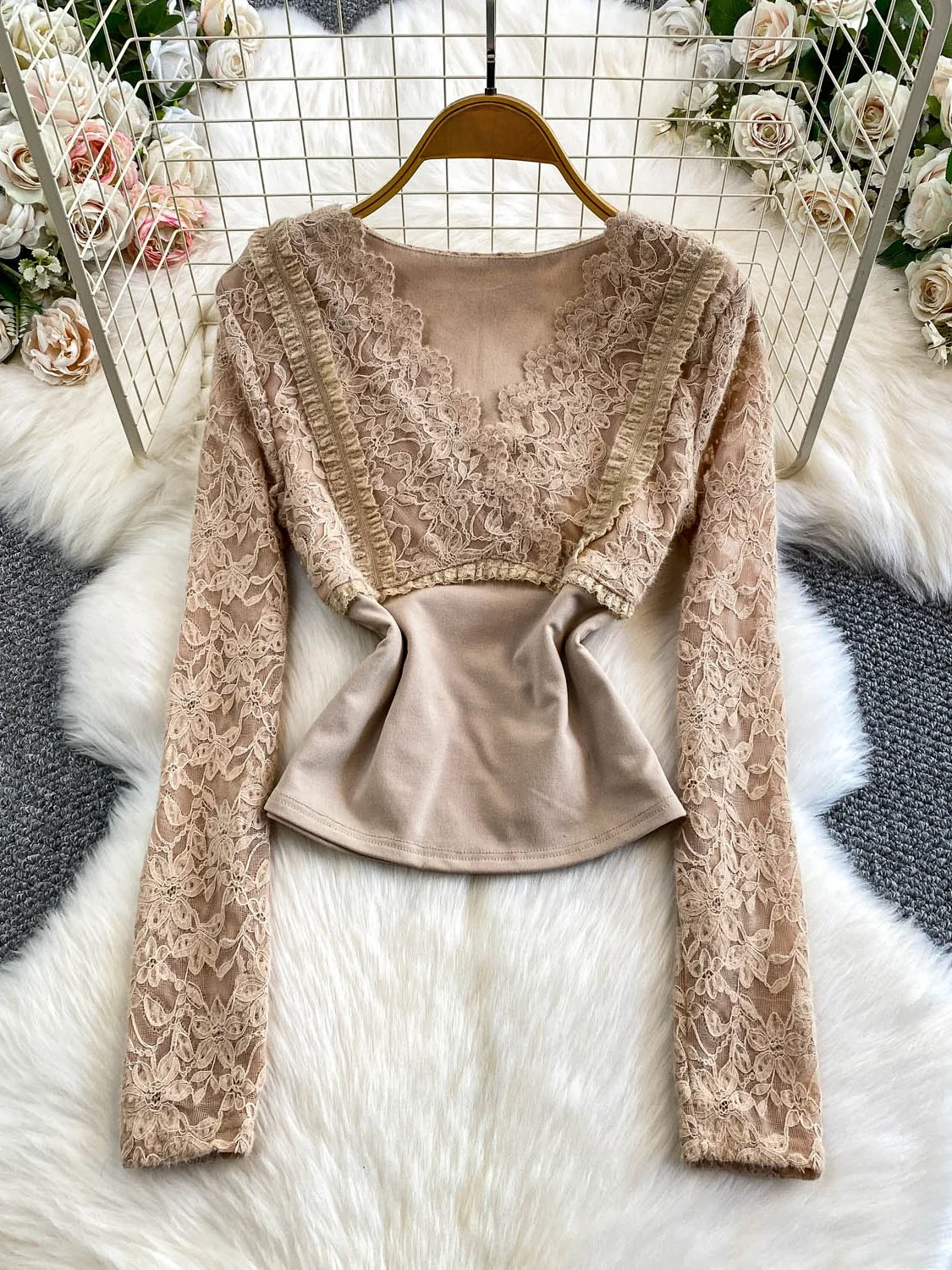 Seksowny koronkowy top z dekoltem w serek, łączony, damski, jesienno-zimowy, osobowość, bazowy top, modny, długi, oddychający.