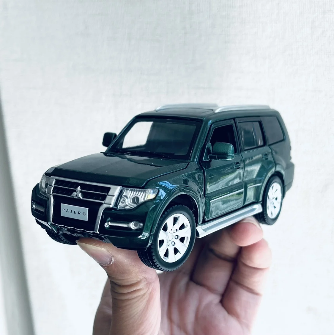 

New Arrival Special Die Casting Metal Japanese Classic Pajero SUV Car Model Furniture Display Collection Toys For Children