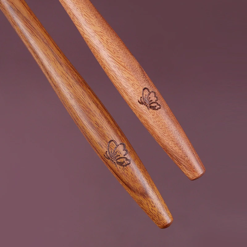 Wysokiej klasy pędzel do makijażu ze włosia zwierzęcego; delikatny w dotyku, naturalny uchwyt z litego drewna; do użytku pod oczy.