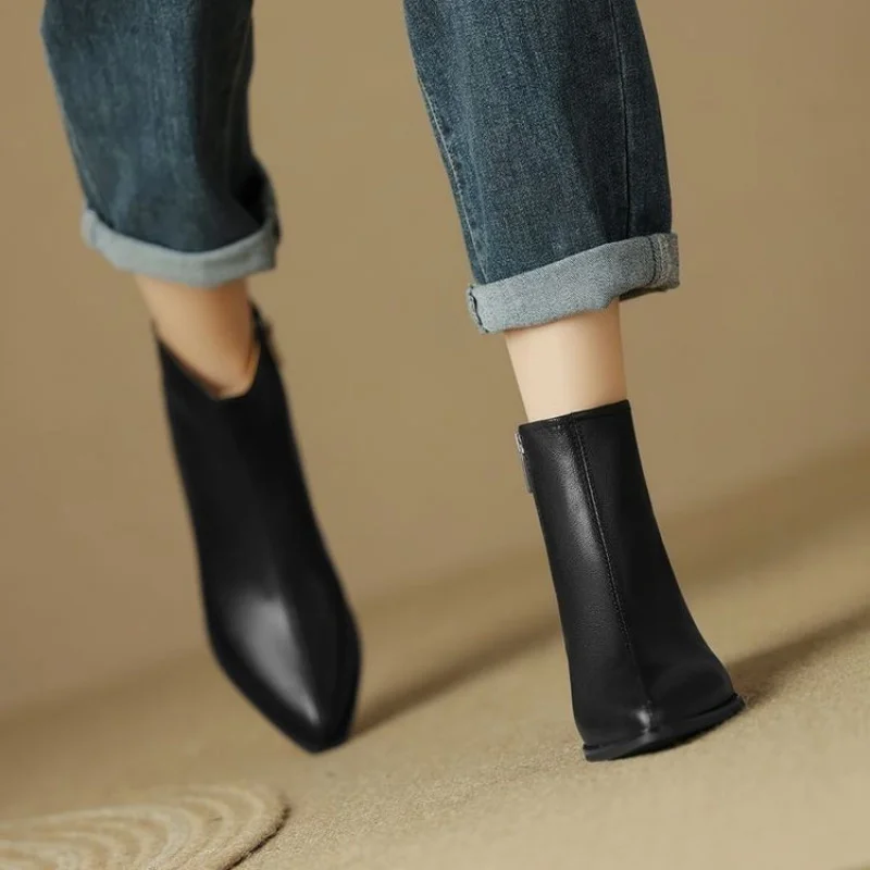 حذاء طويل للكاحل على الطراز البريطاني مبطن بالقطيفة الدافئة للنساء 2025، حذاء بكعب مكتنز وكعب جانبي وسحاب جانبي، حذاء كاحل شتوي عتيق