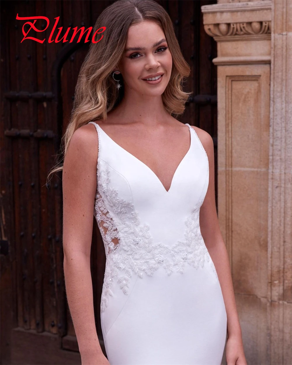 カスタマイズされたエレガントなホワイトジャージのウェディングドレス繊細な V ネックスパゲッティストラップブライダルパーティークラシックボタンバックブライダルドレス